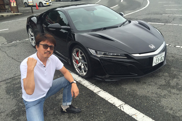 「NSX」の走りを気に入った様子の筆者。