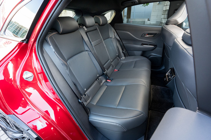 リアフェンダーが張り出しているだけでキャビンが絞り込まれているわけではないので、後席は意外に広い。