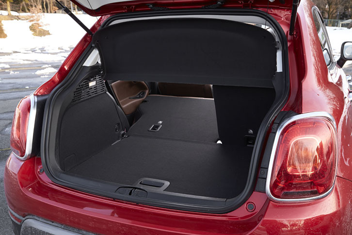 容量350リッターを確保するラゲッジスペース。後席を倒すと1000リッターまで拡大できる。
