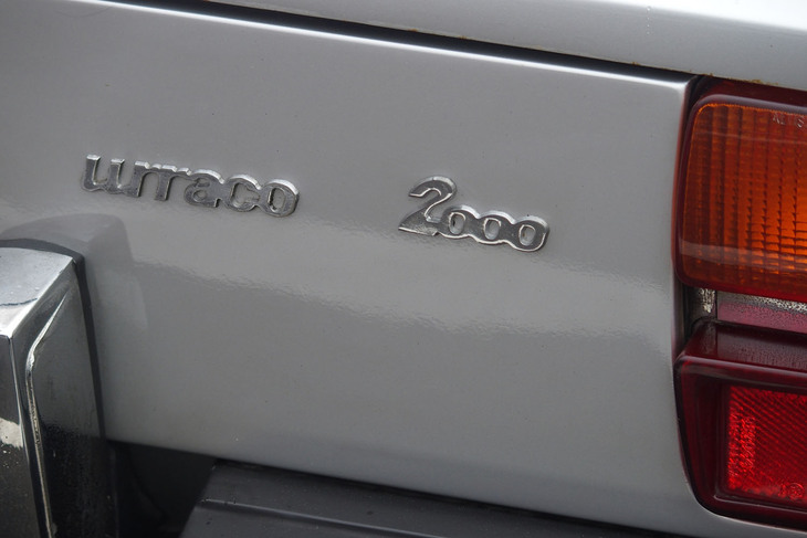 「ランボルギーニ・ウラッコ」のエンブレム。