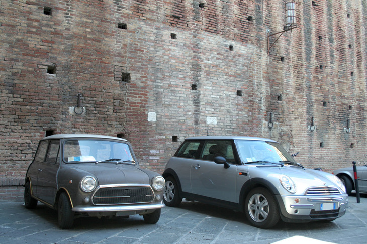 「イノチェンティMini」とBMW の「MINI」が偶然並んだところ。2006年にシエナで撮影。