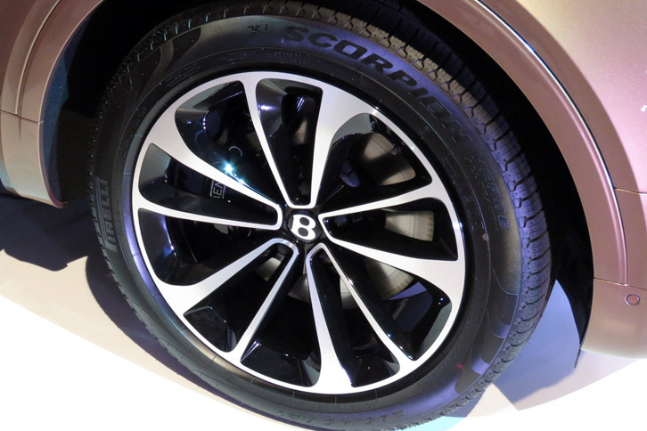 タイヤサイズは285/45R21が標準。オプションで275/50R20、および285/40R22も用意される。