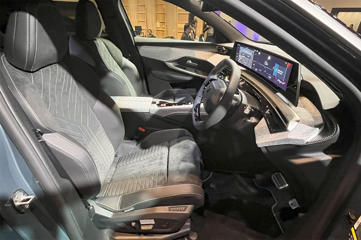 新型「プジョー3008ハイブリッド」の運転席。「マルチポイントランバーサポート」と呼ばれるリラクセーション機能が利用できる。