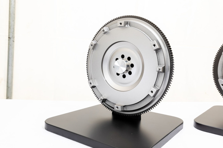 フライホイールは先代比で重量を18％、慣性モーメントを25％低減。これによりブリッピングのレスポンスは10％向上し、レブマッチシステムが2速から1速へのダウンシフトにも対応するようになった。