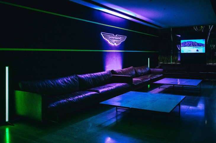 「アストンマーティンDBX707ミッドナイト ポディウムエディション」のローンチイベントの会場の様子。