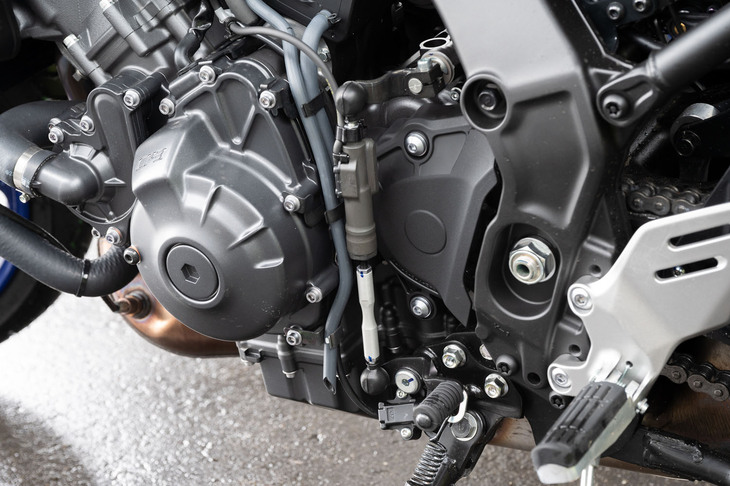 トランスミッションには、「加速時のシフトダウン」「減速時のシフトアップ」といった操作にも対応する第3世代クイックシフターを装備。ショックも少なく、ACCの作動中にも痛痒（つうよう）なく操作ができた。