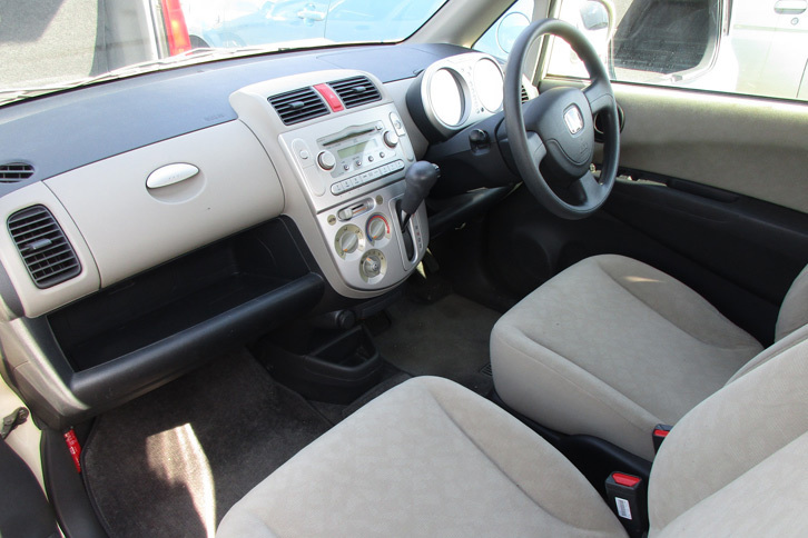 店頭に並べられていた4代目「ホンダ・ライフ」のインテリア。「お客さんから下取りするクルマに比べたら、ウチの商品は新品みたいにキレイですよ」（リュウ氏）。