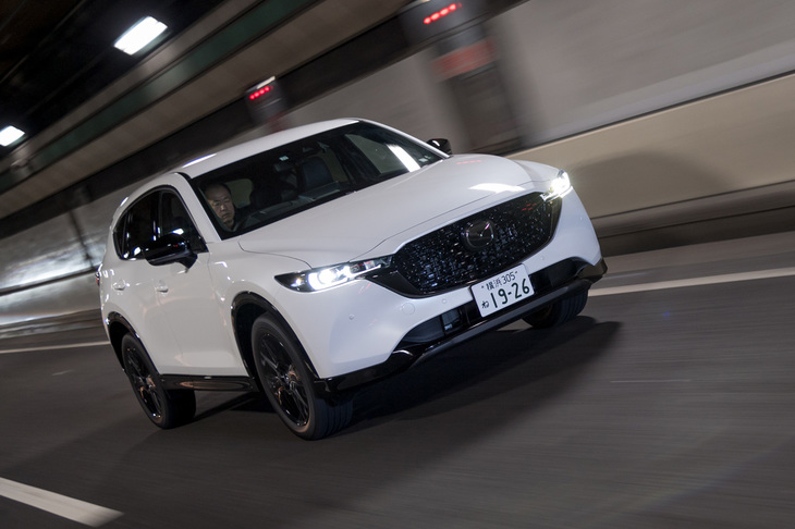 今回の改良ではLEDヘッドライトも新型となっており、ハイビームの視認性向上を図っている。