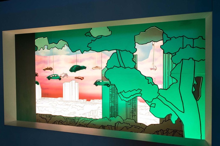 ミュージアムは3階建て。見学は上の階から始まる。3階は21のテーマ別展示。2階は8つ。入り口にイベントスペースを備える1階はデザインがテーマになっている。写真からも察せられる通り、時代／社会の動き／トレンドや嗜好と、自動車の変遷を強く意識した展示方法だ。自動車ミュージアムとしては特異なほどアートをふんだんに用いていることもMAUTOの特徴といえる。写真はエアロダイナミクスをテーマにしたスペース。