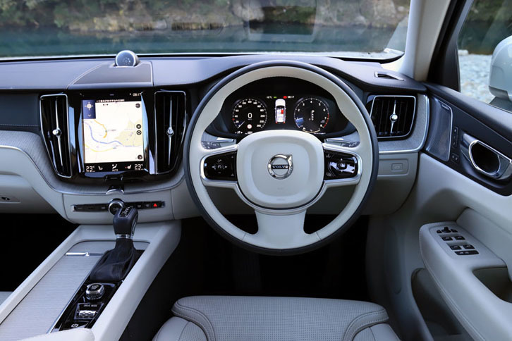 コックピット周辺の様子。カーナビやオーディオ、安全装備、マッサージ機能（搭載車のみ）などの操作は、タッチスクリーン式の縦型9インチディスプレイを介して行う。