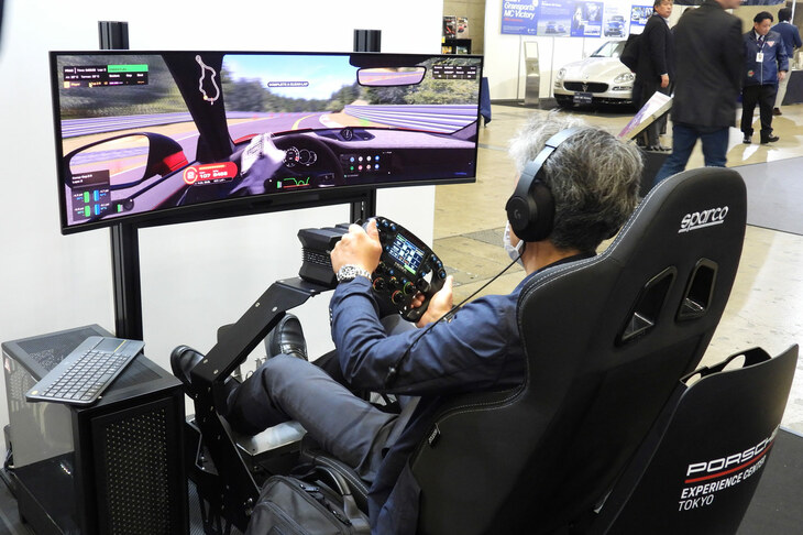 「オートモビル カウンシル」のポルシェブースには、「ポルシェ・エクスペリエンスセンター東京」のコースを走れるドライビングシミュレーターも設置。多くの人がそこでのドライビングを体験していた。