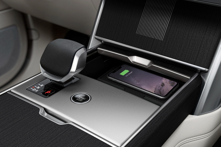 ワイヤレスデバイスチャージングシステムは、全車に標準で装備されるアイテム。