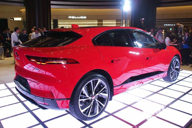 ボディーサイズは、全長×全幅×全高＝4682×2011×1565mm、ホイールベースは2990mm（欧州仕様の数値）。エアサスペンションを採用し、乗降時／通常時／オフロード時の3段階に調整できる。オフロード走行時には最大50mm最低地上高が上がり、EVでありながら最大水深500mmまでの渡河走行が可能となる。