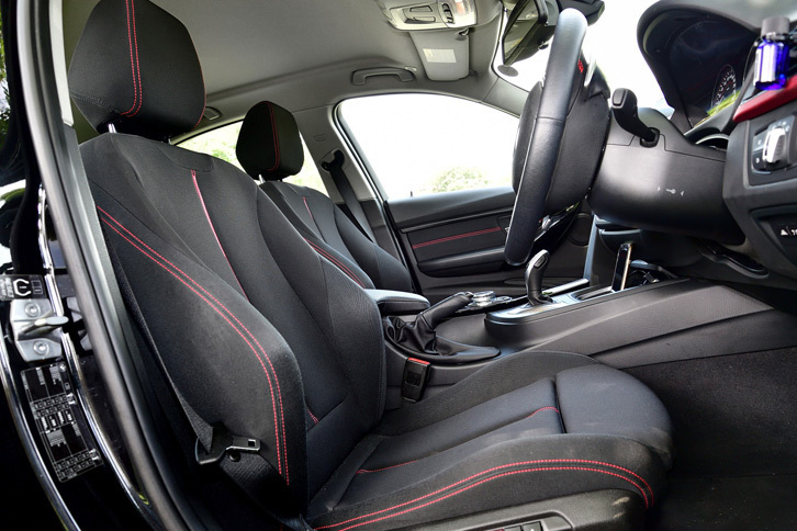 「BMW 320d」の車内はキレイでいい香りがしていた。（写真＝池之平昌信）