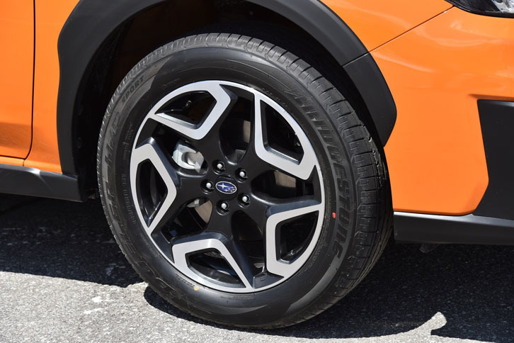 タイヤサイズは「2.0i-S EyeSight」（写真）が225/55R18（前後とも）、それ以外のモデルはすべて225/60R17（同）となる。