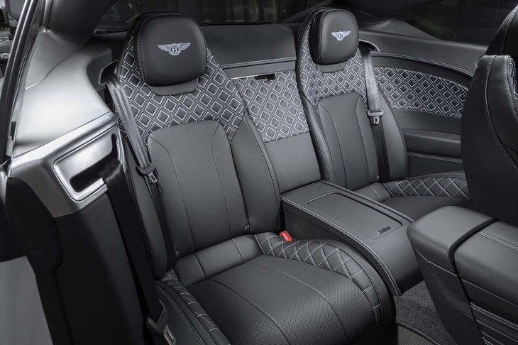 後席の定員は2人。豪華な独立型シートが採用されている。