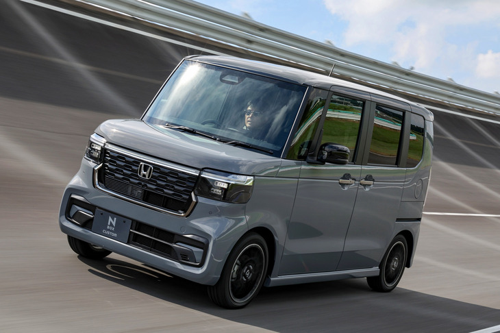 群雄割拠の軽スーパーハイトワゴン市場で、不動の人気を誇る「ホンダN-BOX」。販売ランキングを見ると、2015年度から8年連続で軽自動車No.1を達成。登録車を含むすべてのモデルで見ても、2021年度、2022年度と2年連続でNo.1に輝いている。写真は「N-BOXカスタム」。