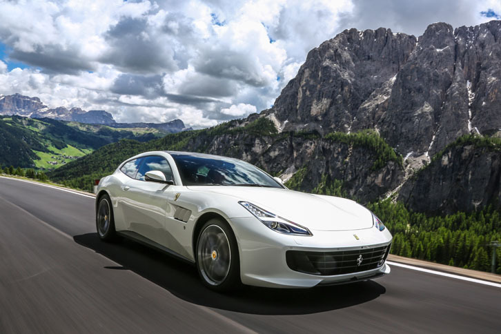 「FF」では3.7秒だった0-100km/h加速は3.4秒へ。一方、最高速は変わらぬ335km/hを誇る。