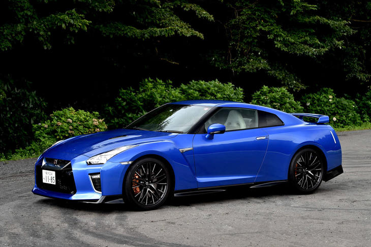 
	【日産GT-Rプレミアムエディションのスペック】
	ボディーサイズ：全長×全幅×全高＝4710×1895×1370mm／ホイールベース：2780mm／車重：1770kg／駆動方式：4WD／エンジン：3.8リッターV6 DOHC 24バルブ ターボ／トランスミッション：6段AT／最高出力：570PS（419kW）/6800rpm／最大トルク：637N・m（65.0kgf・m）/3300-5800rpm／タイヤ：（前）255/40ZRF20 101Y／（後）285/35ZRF20 104Y（ダンロップSP SPORT MAXX GT 600 DSST CTT）／燃費：7.8km/リッター（WLTCモード）／価格：1232万9900円
	
	【取材時の燃費データ】
	テスト距離： 204.6km（市街地1：高速道路8：山岳路1）／使用燃料：34.7リッター（ハイオクガソリン）／参考燃費：5.9km/リッター（満タン法）／6.6km/リッター（車載燃費計計測値）
	