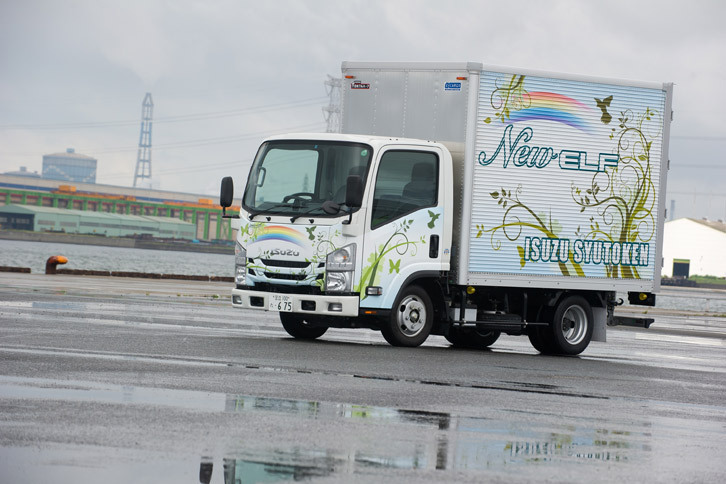 3リッターディーゼルエンジンと5段MTが搭載された「ハイキャブ ショートボディー ドライバン」。MT車には過剰なトルクの発生を抑制し、燃費を改善する「ECONOモード」が備えられている。