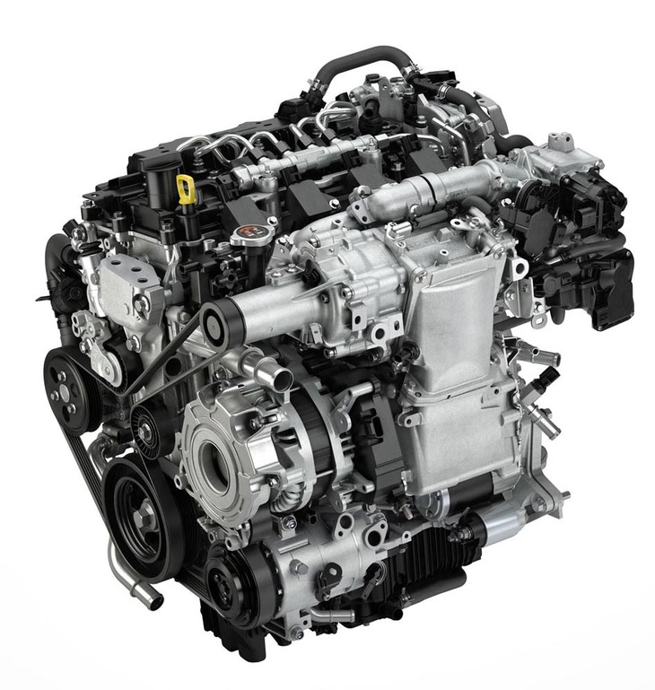 スカイアクティブXユニットの単体イメージ。写真手前がフロント側で、空気を多く採り入れるための「高応答エアサプライ」（写真上部手前）やマイルドハイブリッドシステムのISG（中央手前）が装着されている。