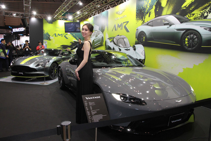 アストンマーティンのブースにて、「ヴァンテージ」（手前）と「DB11 AMR」（奥）。