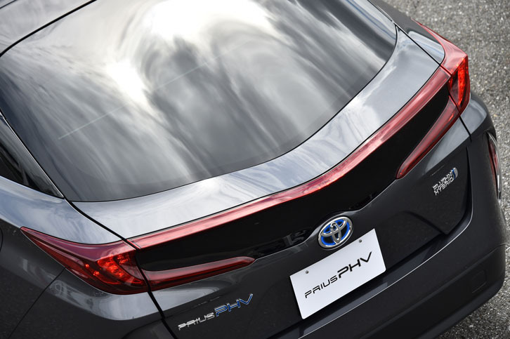 リアは、中央がくぼんだリアウィンドウと一筆書きのように見えるリアコンビランプで「先進スタイルと機能の融合」が表現されている。