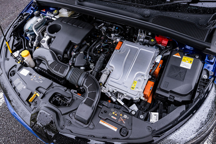 「フルハイブリッドE-TECH」は、最高出力94PS、最大トルク148N・mの1.6リッター直4自然吸気ガソリンエンジンに、同49PS、同205N・mの電動モーターと容量1.2kWh（250V）の駆動用バッテリーを組み合わせている。