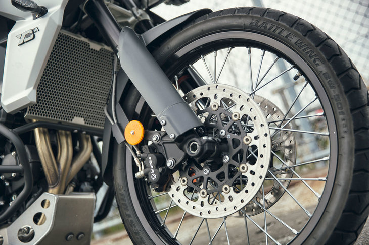 タイヤサイズは前が90/90-21、後ろが150/70R17。サスペンションは、前がリバウンド&コンプレッションダンピング調整機能付きのWP製倒立式フォーク（φ43mm）、後ろが油圧式プリロード調整機能付きのリザーバータンク別体型WP製モノショックとなっている。