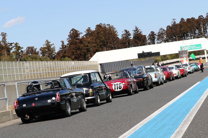 グリッド順にピットロードに整列して、中級クラスであるクリスタルカップ決勝のコースインを待つ18台の出走車両。