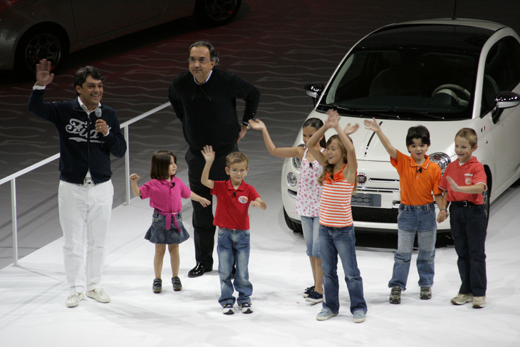 「フィアット500」の発表会は2日間にわたって開催された。2日目、デメオ氏は当時のセルジオ・マルキオンネCEOとともに登壇した。