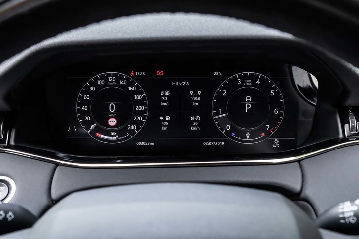 12.3インチサイズのインタラクティブドライバーディスプレイが標準装備される「R-DYNAMIC HSE P300 MHEV」。ナビや電話、オーディオなどの作動状況を切り替え表示できる。