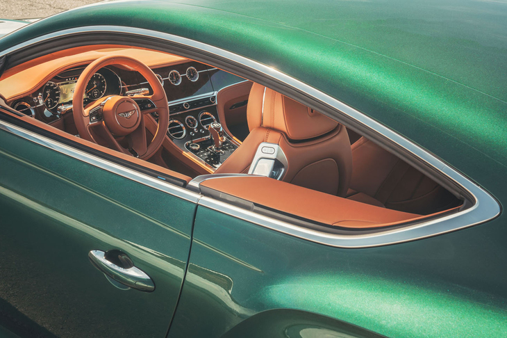 Bピラーを廃した、特徴的なサイドウィンドウ。スタイリングの流麗さを一段と強調する。