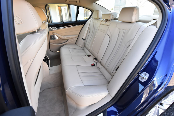 「ラグジュアリー」グレードは後席の装備も充実しており、シートヒーターやローラーブラインドなどが標準で装備されている。