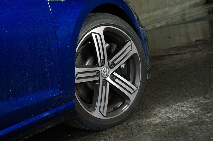 タイヤサイズは225/40R18。試乗車には「ブリヂストン・ポテンザS001」が装着されていた。