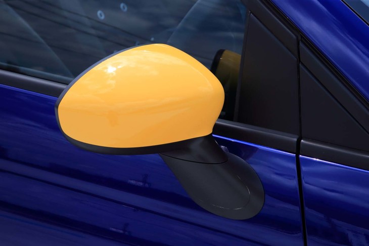 ドアミラーカバーもフロントのリップスポイラーと同じイエローでペイントされる。