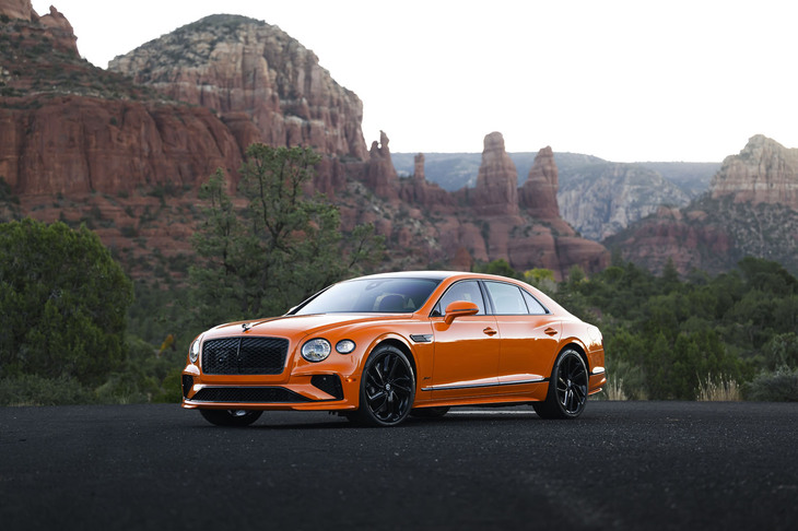 「コンチネンタルGT」に続いて新型が登場した「ベントレー・フライングスパー」。従来モデルでは遅れて投入されていた高性能版（新型でもそうなるかどうかは未定だが）の「スピード」から導入される。