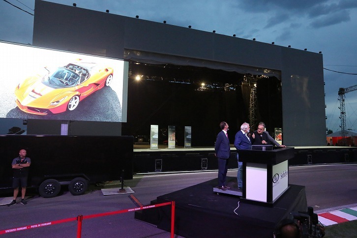 オークションの様子。