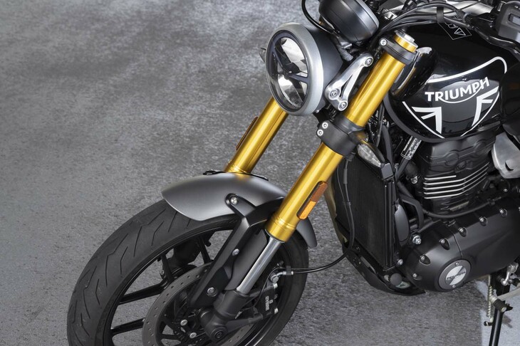 サスペンションは、前がφ43mmのビッグピストン倒立フォーク、後ろが外部リザーバー付きモノショックで、後者にはプリロード調整機構が備わる。