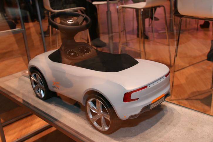 ボルボのブースにて。オフィシャル・トイも、さりげなく新しいデザイン言語を採用していた！