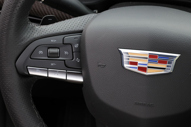 ADASの充実ぶりはプレミアムブランドのモデルならでは。全車速対応型のアダプティブクルーズコントロールや、車線維持支援機能、縦列駐車・並列駐車の両方に対応するパーキングアシストなどの機能が搭載される。