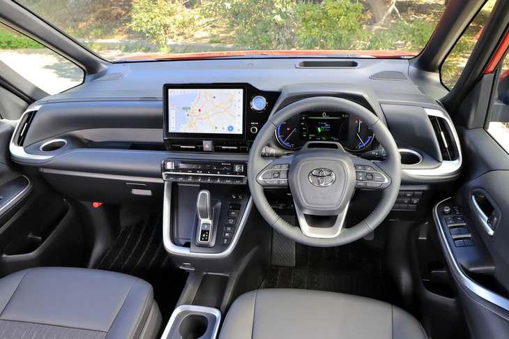 かつてのミニバンとは一線を画す、乗用車然としたインストゥルメントパネルまわり。「S-Z」と「Z」には左右独立式のフロントオートエアコンとリアオートエアコンが装備される。