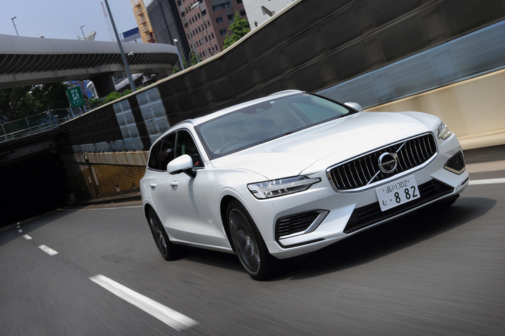 「T6 Twin Engine AWDインスクリプション」の車両重量は2050kg。パワープラントの電動化に加え、車体に関しては事故の際にバッテリーを保護すべくサイドシルが補強されている。