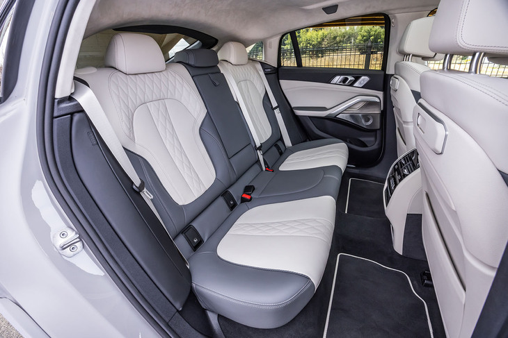 ヒーター機能が内蔵されるリアシートも、フロントシートと同じくアイボリーホワイトとアトラスグレーのメリノレザー表皮で仕立てられている。