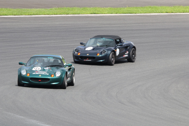 「エリーゼ」と「エキシージ」によるクラブマンレース「JAEロータス111カップ」の第4戦も実施された。カエルマスクが愛らしいフェイズ1のエリーゼが戦う姿を見ると、自然と応援したくなってしまう。フェイズ1は台数が少なく、一度に複数台の車両がサーキットを走る雄姿を見られるのも、公式イベントならではだ。