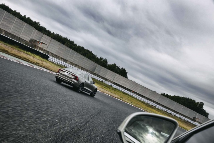 タイトな1コーナーに挑む「S60」。ハンドリングが素直なのでスムーズにクリアできた。