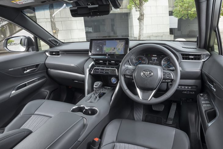 ステッチレザーのソフトパッドを多用したインテリアでは、幅広なコンソールでSUVらしいたくましさを表現。色のトーンは抑えめながら上質感にあふれている。