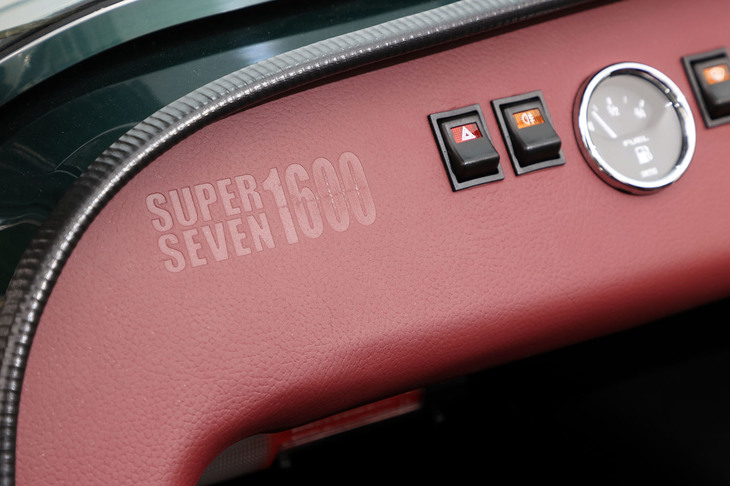 ダッシュボードにエンボス加工であしらわれた「SUPER SEVEN 1600」のロゴ。2020年6月に発売された「スーパーセブン1600」だが、すでに生産は終了しており、今は在庫販売のみが行われている。