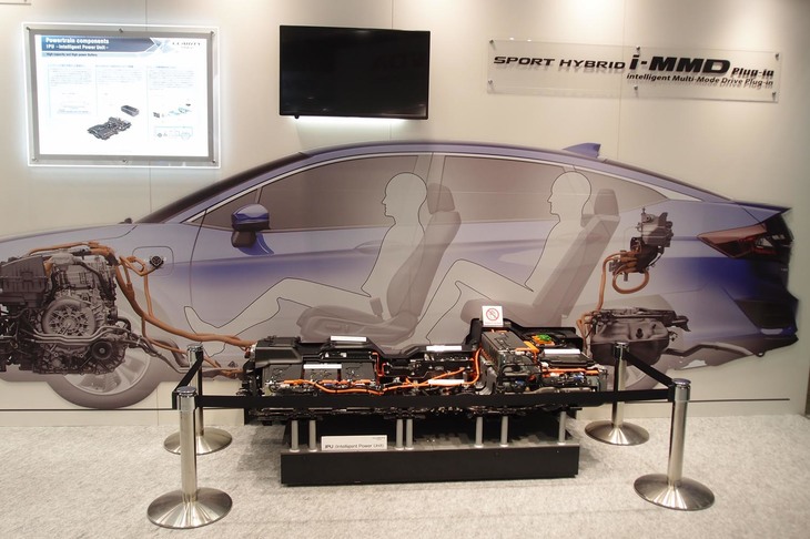 プラグインハイブリッド車「クラリティPHEV」のIPUのカットモデル。