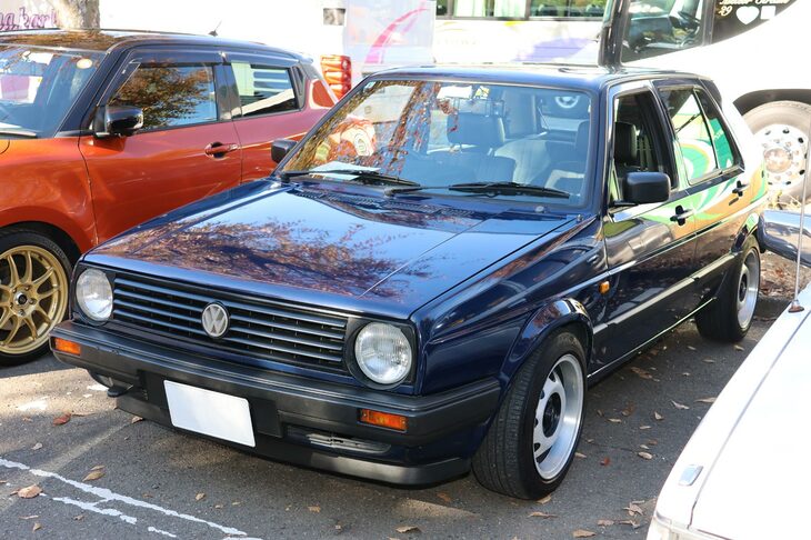 皆さんご存じ「フォルクスワーゲン・ゴルフ」。こちらは「ゴルフII」の愛称で親しまれる2世代目だ。以降のモデルと比べると、メカがアナログ中心な設計であるため、修理しやすい点が強み。近年はファッションアイコンとしての人気も高く、このイベントにも2台が参加していた。